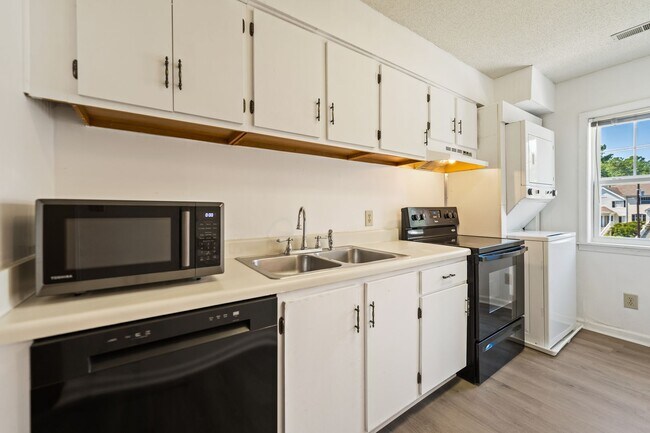 Building Photo - Updated 2BR/2.5BA in Fantastic Chapel Hill Location! Convenient to I-40!