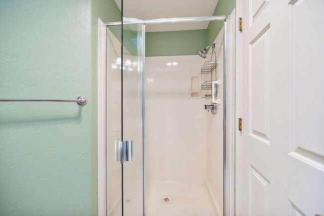 Building Photo - Alder Creek Estates Home available**Gated Community**Minutes from Rogue Regional Medical Center o...