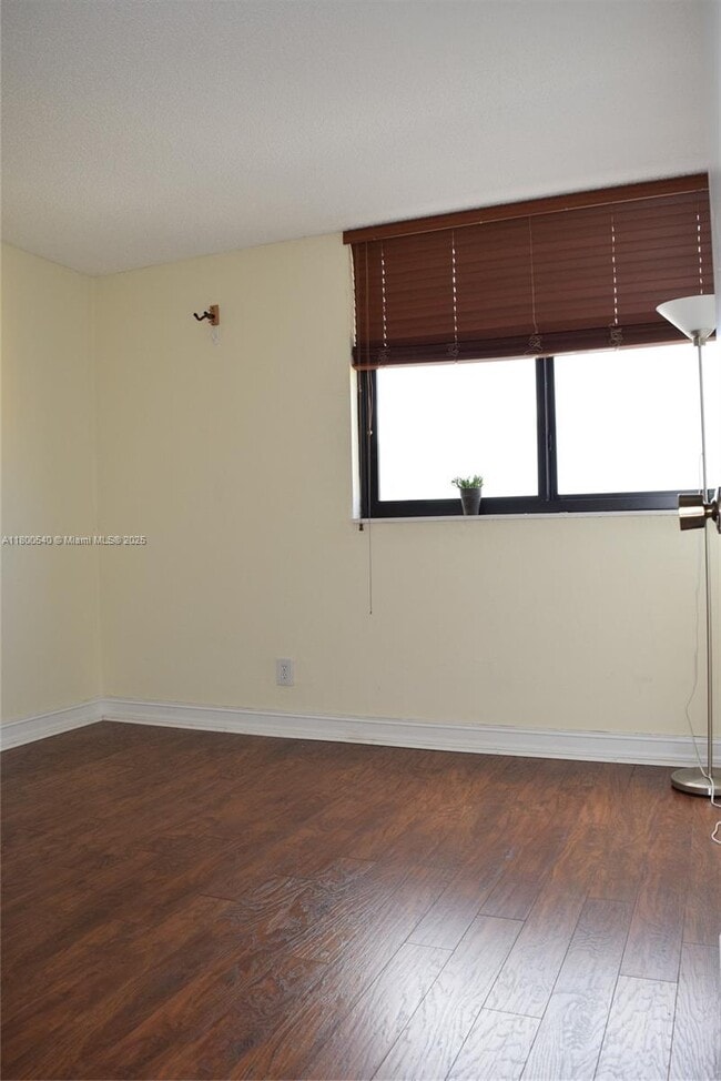 Building Photo - 2715 Tigertail Ave
