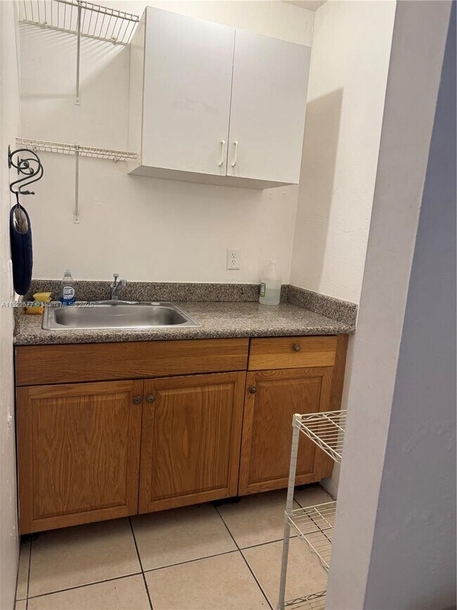 Building Photo - 1721 Plunkett St