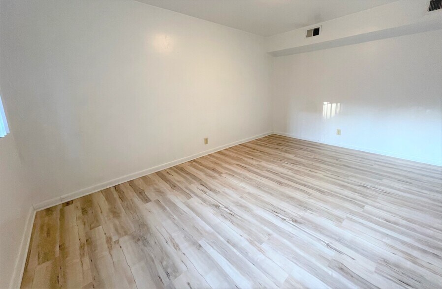 Building Photo - 5712 Phillips Ave