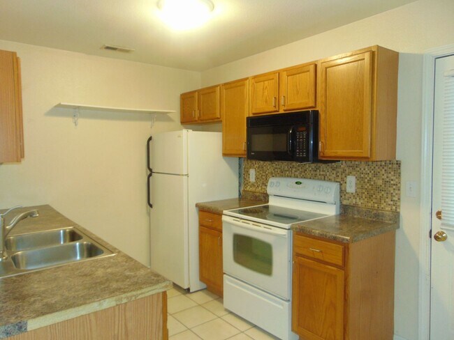 Building Photo - 1709 N Lakewood Dr