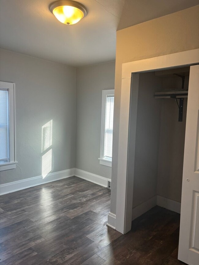 Building Photo - Great Neenah Location