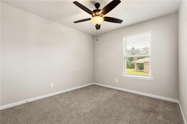 Building Photo - 2613 Windmere Dr E