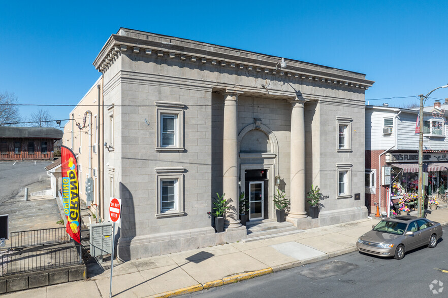 Primary Photo - Apartments on Main