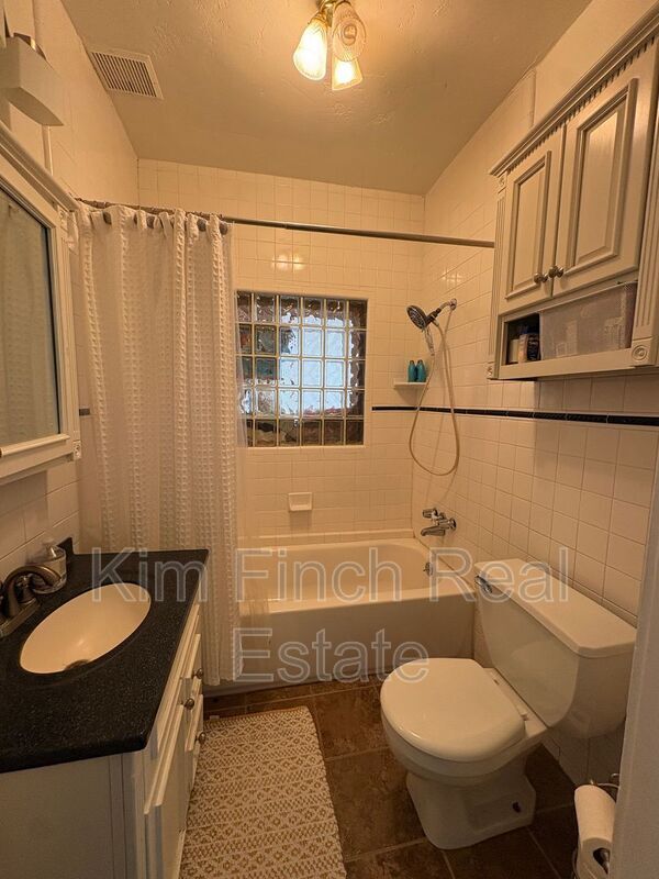 Building Photo - 1149 S Lk St