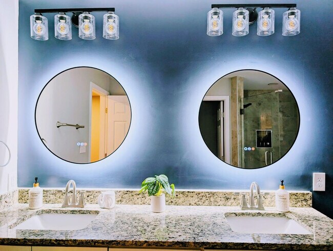 Building Photo - 469 Holt Rd NE