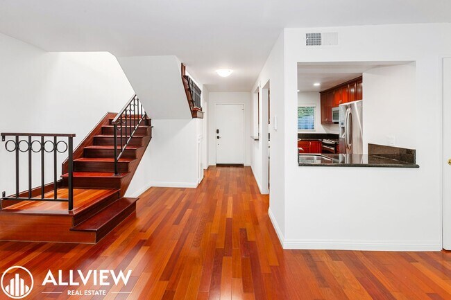 Building Photo - Beautifully Upgraded 2-Bed, 3-Bath Townhou...