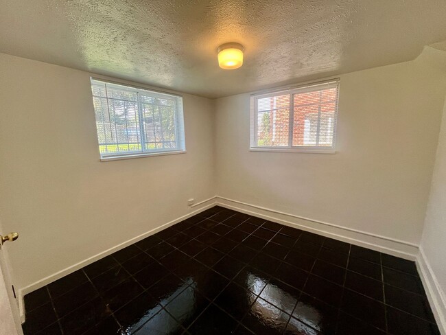 Building Photo - Cozy Garden level 2 bed 1 bath near Centra...