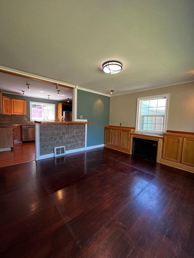 Building Photo - 3 bedroom, 2 bath house located on the Sunnyside of Kellogg, Idaho