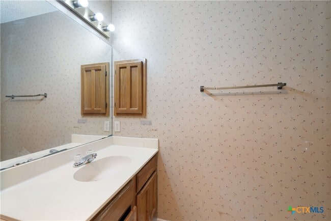 Building Photo - 1202 Thorpe Ln