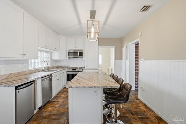 Building Photo - 1618 W Garden St