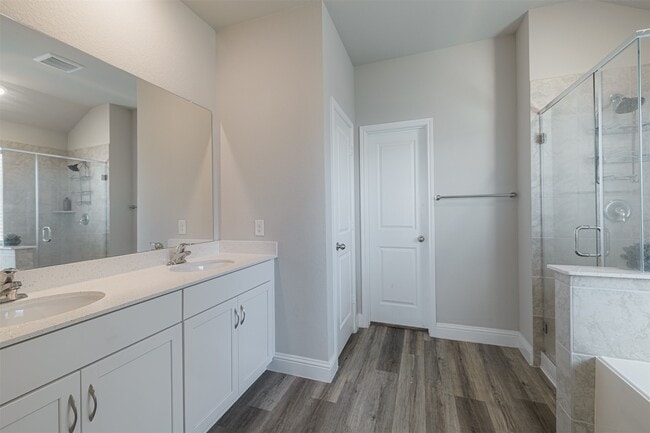 Building Photo - 5511 Coral Land Dr