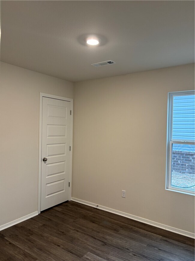 Building Photo - 6608 NW Altus St