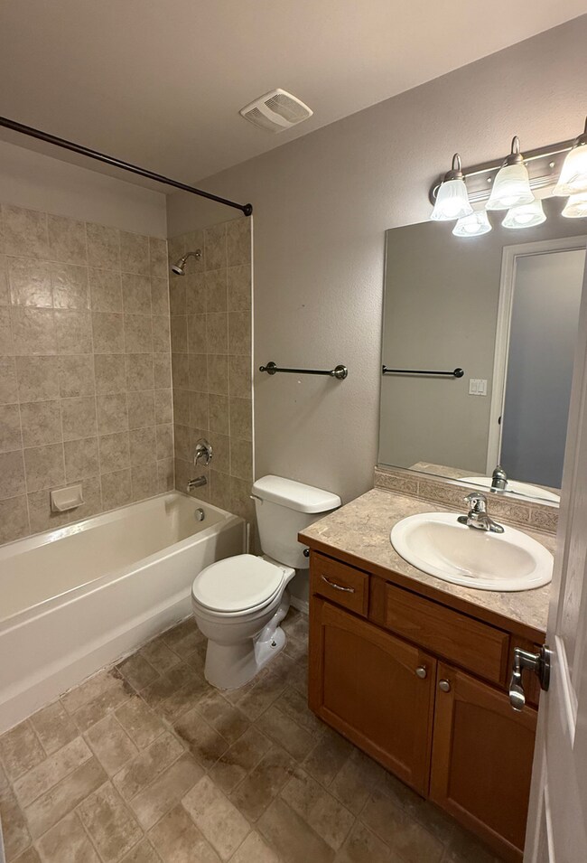 Building Photo - Beautiful 4 Bed, 3.5 Bath Home in Eagle Ridge