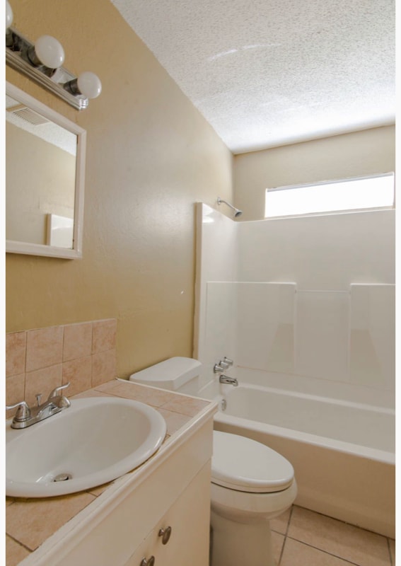 Building Photo - 830 E Linda Dr