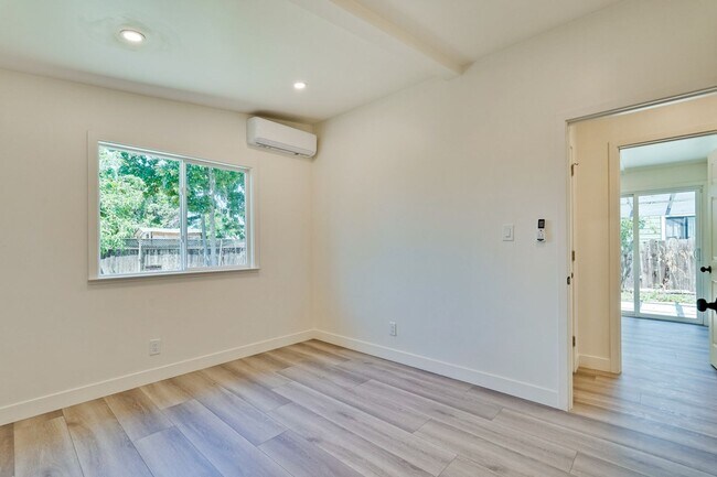Building Photo - Charming updated 3 bedroom, 1 bathroom hom...