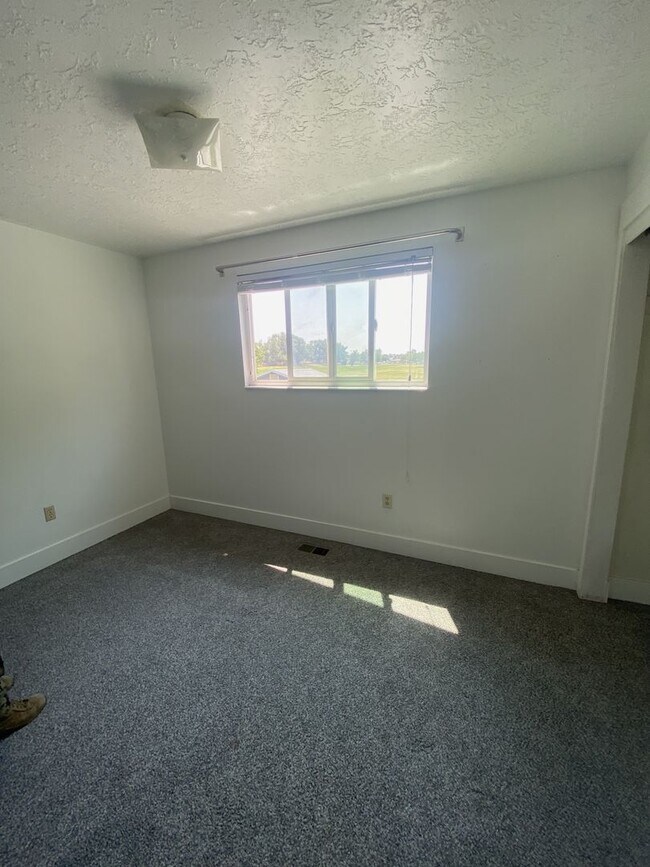Building Photo - Now Leasing! 3 Weeks Free | 4 Bed, 1.5 Bat...
