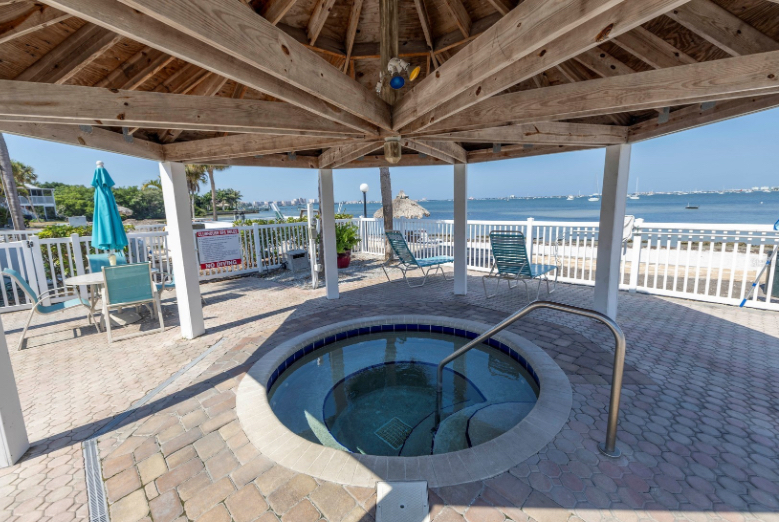 Beachfront hot tub - 3620 41st Way S