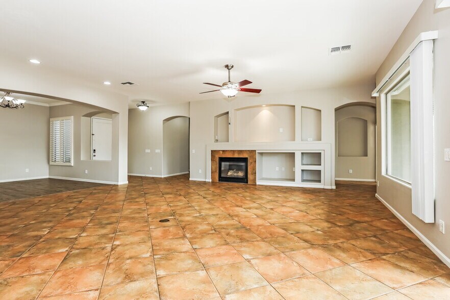 Building Photo - 3927 E Dubois Ave