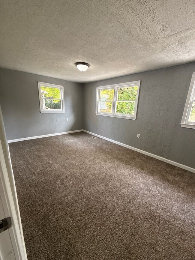 Building Photo - 3 bedroom/1 bathroom house