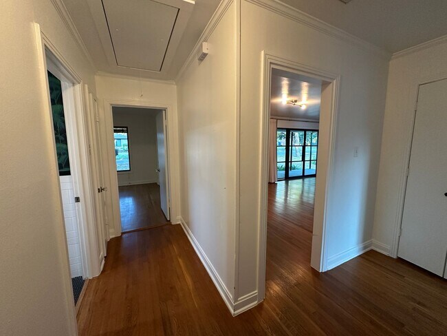 Building Photo - 4711 Fairview Dr