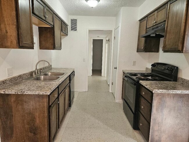 Building Photo - 410 E 9th St