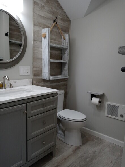 Front Bedroom Private Bath - 14 High St