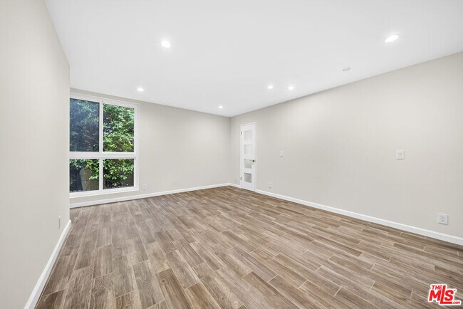 Building Photo - 911 Kings Rd