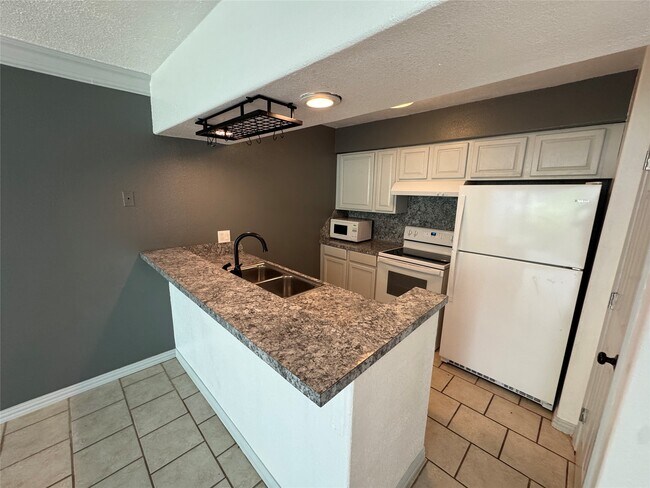 Building Photo - 12500 Melville Dr