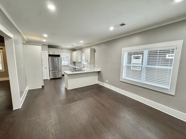 Building Photo - 1046 Tanglewood St