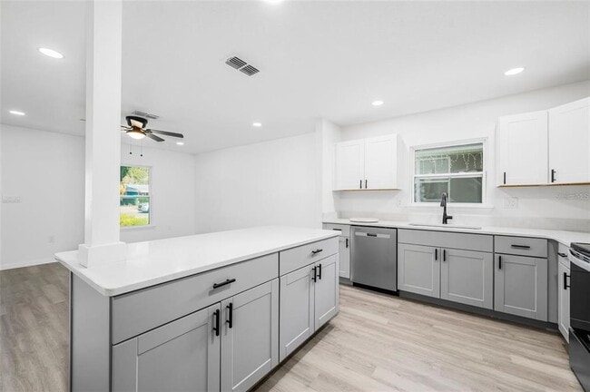 Building Photo - 1523 NE 1st Ave