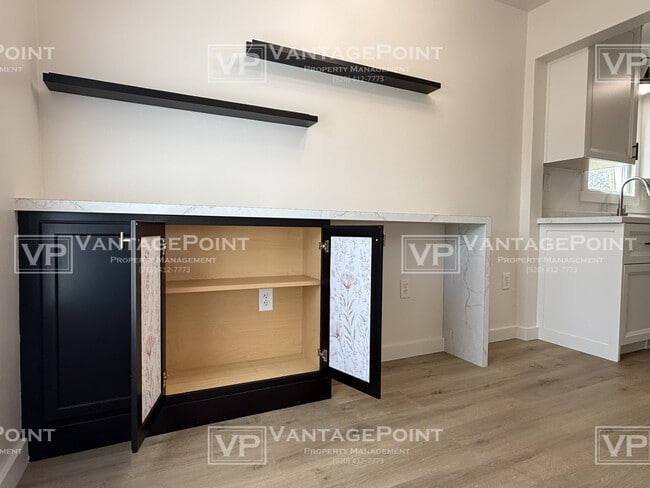 Building Photo - 1335 Dousman St