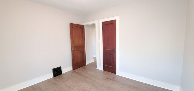 Building Photo - Cute 2 Bedroom 1 Bath Home