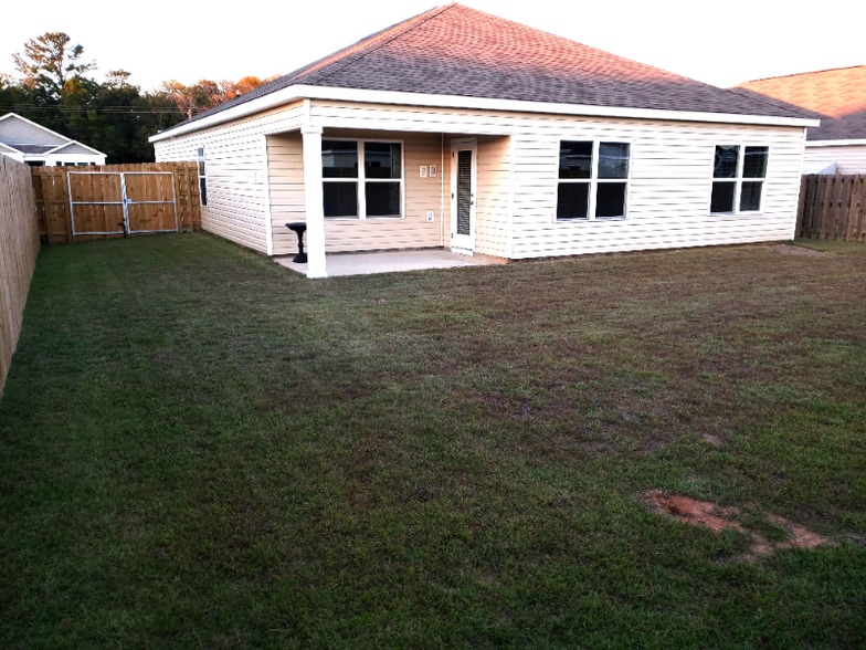 Building Photo - 18300 Lewis Smith Dr