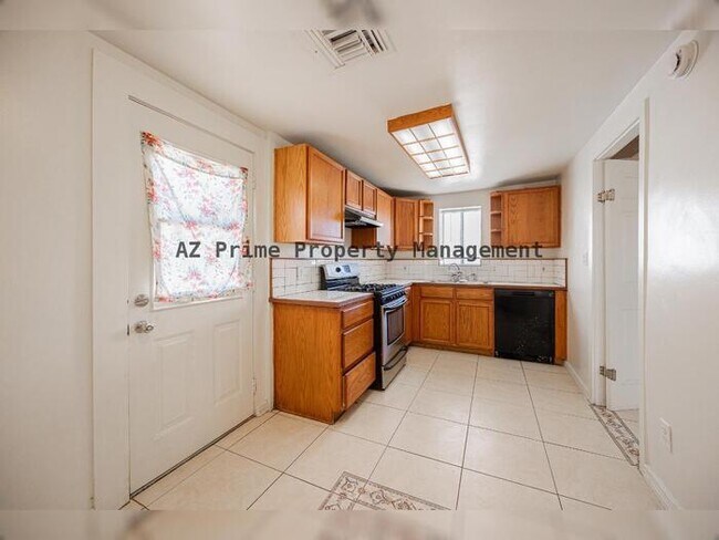 Building Photo - 2830 E Sheridan St
