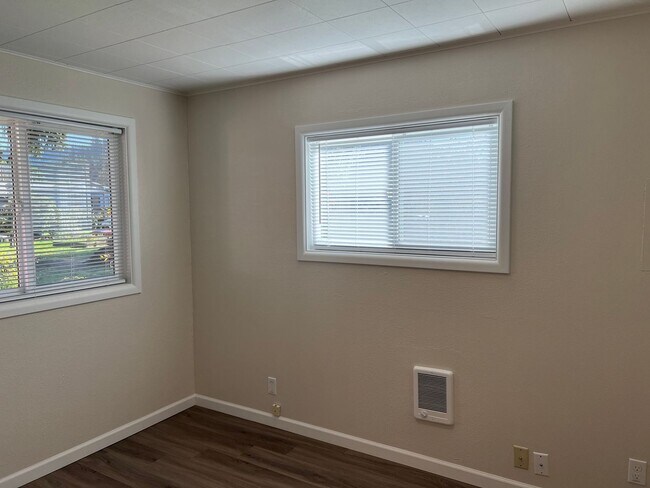 Building Photo - Updated 2-bedroom duplex in Thurston!