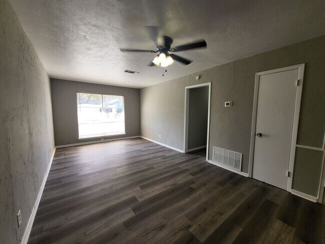 Building Photo - 1503 E Wells Ave