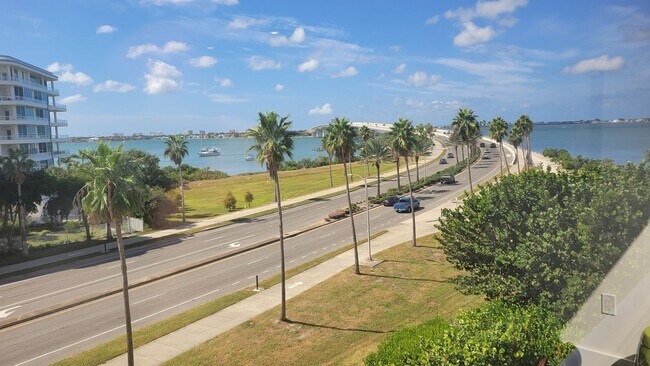 Building Photo - Beautifully renovated 2/2 condo downtown Sarasota with view of Bay!