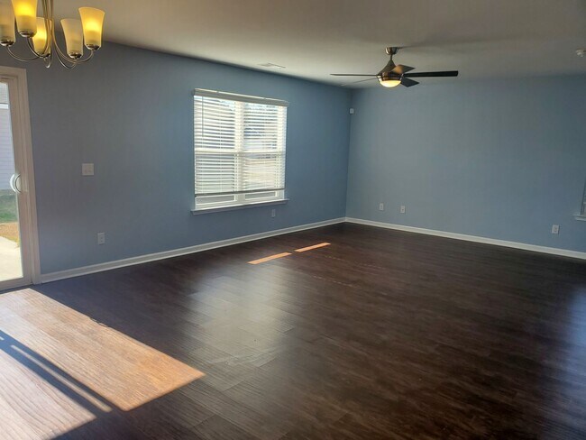 Building Photo - **Available mid January** 4 Bedroom with B...