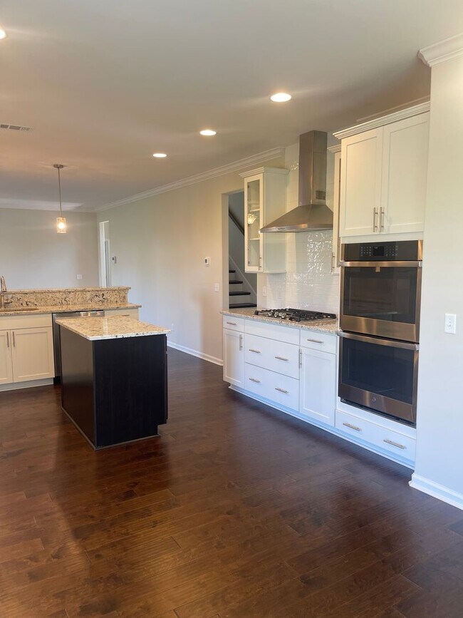 Building Photo - Stunning well kept 4 bed/ 3 bath home!