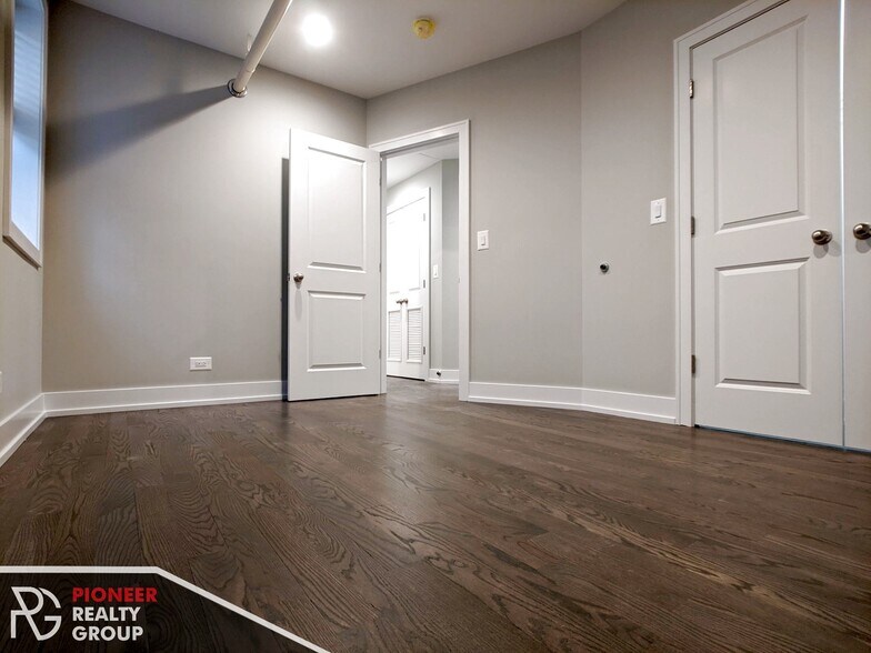 Building Photo - 1931 W Winona St