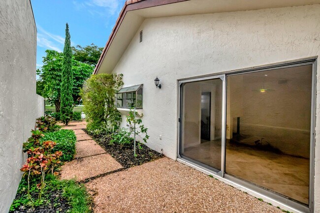 Building Photo - 6740 Lago Vista Terrace
