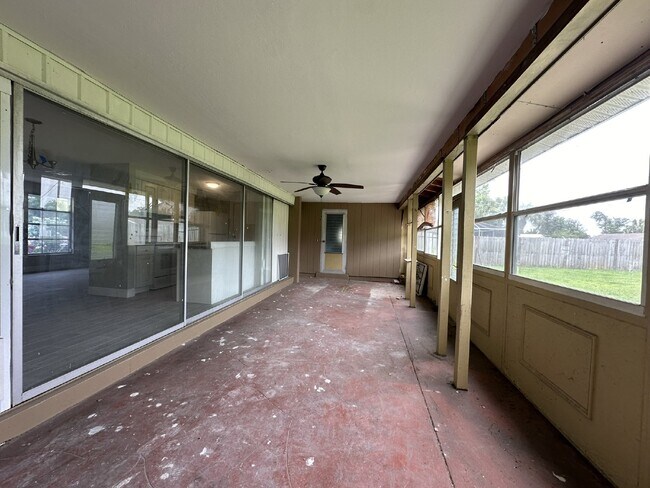 Building Photo - Charming Home in the Center of Town