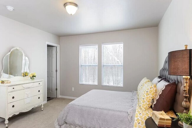 Building Photo - Immediate Occupancy Available!