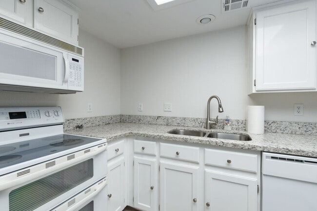 Building Photo - Upper Level 2 bedroom, 2 bathroom with great views at The Falls