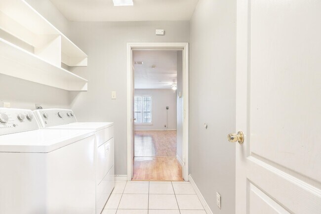 Building Photo - 312 Cambridge Loop