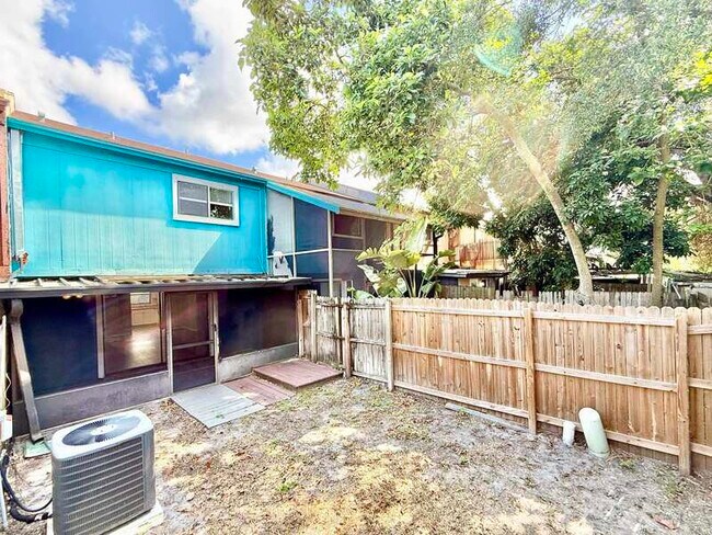Building Photo - 2820 S Pines Dr
