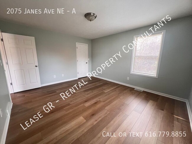 Building Photo - Spacious Duplex near Riverside Park!