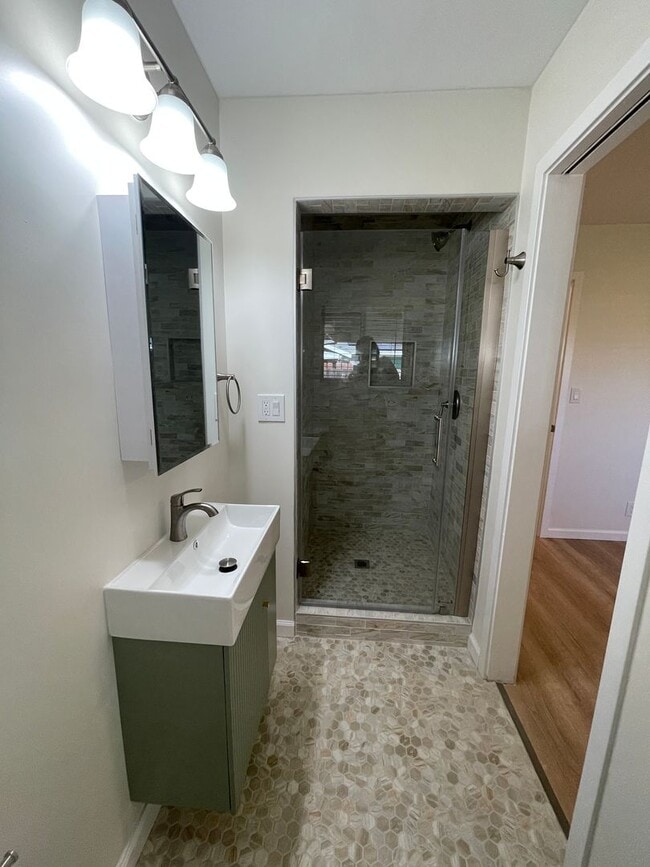 Building Photo - Beautifully Remodeled 3BR/2BA Home with Modern Finishes